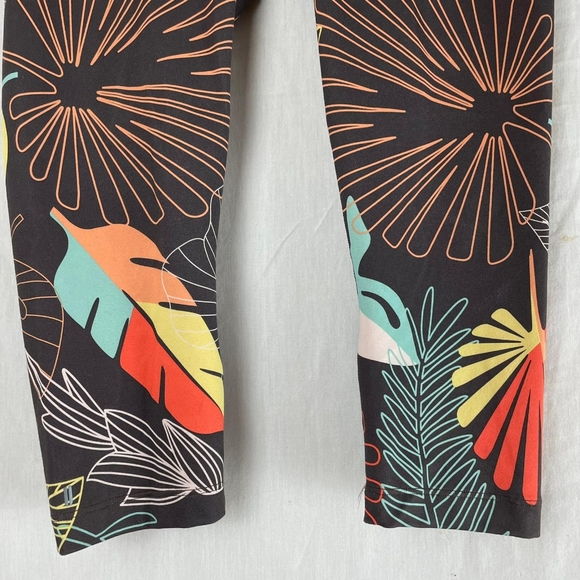 NOBULL High-Rise Crop Leggings in Oasis Floral print - Picture 11 of 12